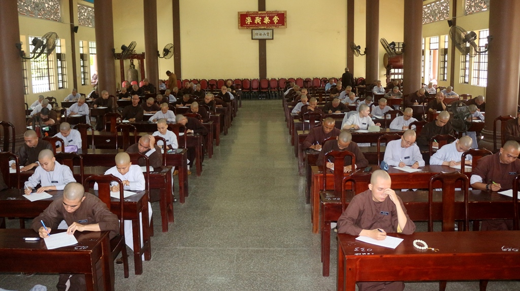 Bình Dương: Trường Trung Phật học tổ chức thi học kì.