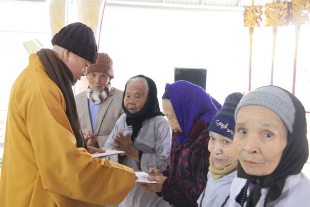 Thái Bình: Chùa Văn Môn tổng kết đạo tràng, tặng quà Phật tử