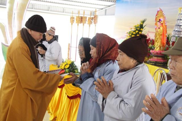 Thái Bình: Chùa Văn Môn tổng kết đạo tràng, tặng quà Phật tử