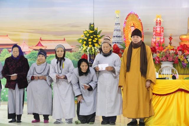 Thái Bình: Chùa Văn Môn tổng kết đạo tràng, tặng quà Phật tử