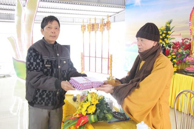 Thái Bình: Chùa Văn Môn tổng kết đạo tràng, tặng quà Phật tử