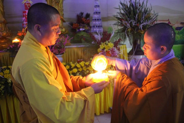 Thái Bình: Đêm hoa đăng vía Phật Di Đà tại chùa Văn Môn