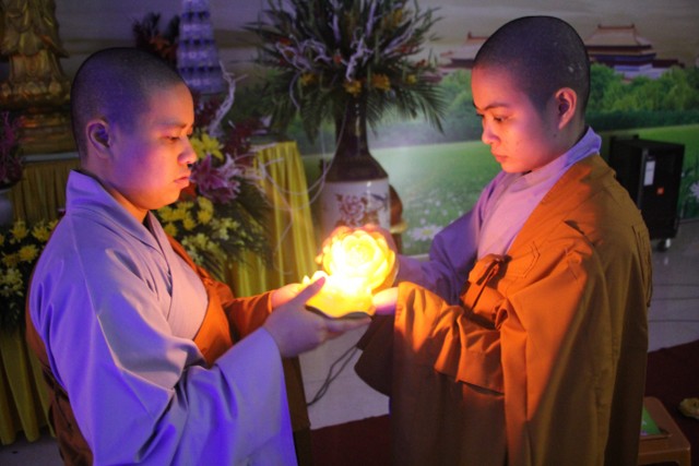 Thái Bình: Đêm hoa đăng vía Phật Di Đà tại chùa Văn Môn