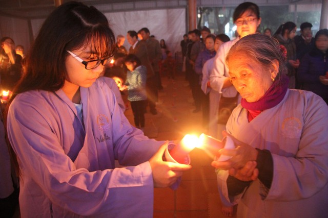 Thái Bình: Đêm hoa đăng vía Phật Di Đà tại chùa Văn Môn