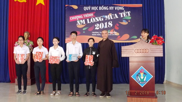 Quỹ Học bổng Hy vọng tặng 200 suất quà cho học sinh nghèo vượt khó