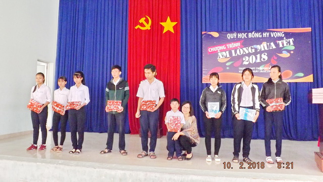 Quỹ Học bổng Hy vọng tặng 200 suất quà cho học sinh nghèo vượt khó