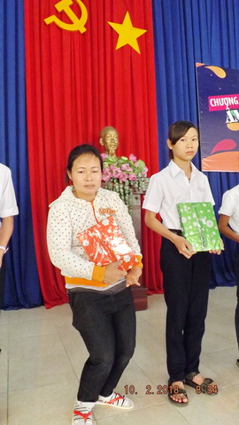 Quỹ Học bổng Hy vọng tặng 200 suất quà cho học sinh nghèo vượt khó