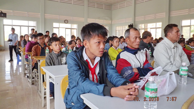 Quỹ Học bổng Hy vọng tặng 200 suất quà cho học sinh nghèo vượt khó