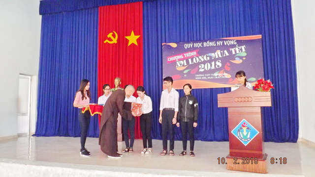 Quỹ Học bổng Hy vọng tặng 200 suất quà cho học sinh nghèo vượt khó