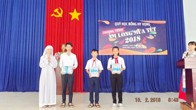 Quỹ Học bổng Hy vọng tặng 200 suất quà cho học sinh nghèo vượt khó