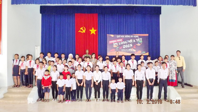 Quỹ Học bổng Hy vọng tặng 200 suất quà cho học sinh nghèo vượt khó