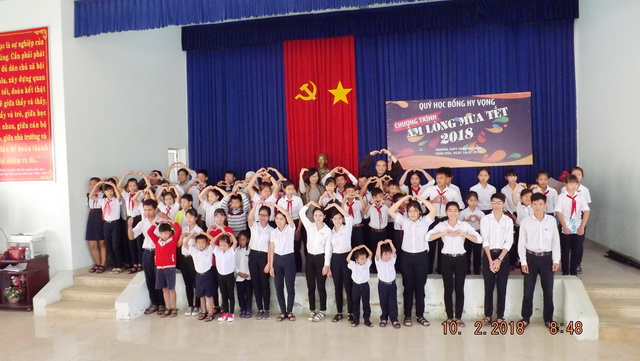 Quỹ Học bổng Hy vọng tặng 200 suất quà cho học sinh nghèo vượt khó