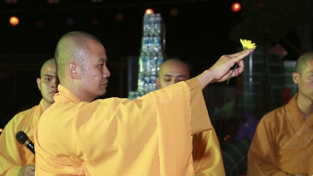 Đắk Nông: Chùa Liên Hoa Tổ Chức Lễ Hoa Đăng Vía Dược Sư