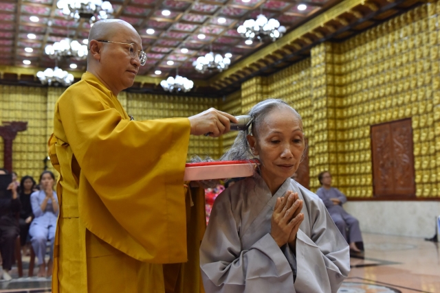 Chùa Giác Ngộ: Trang nghiêm lễ thế phát xuất gia cho 2 tín nữ