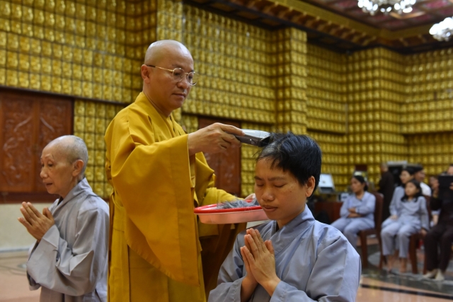 Chùa Giác Ngộ: Trang nghiêm lễ thế phát xuất gia cho 2 tín nữ