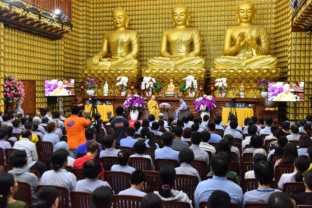 Chùa Giác Ngộ: Lễ Sám Hối và giới thiệu sách “Đứng dậy và bước đi” tác giả Nguyễn Hướng Dương (13/06/2018)