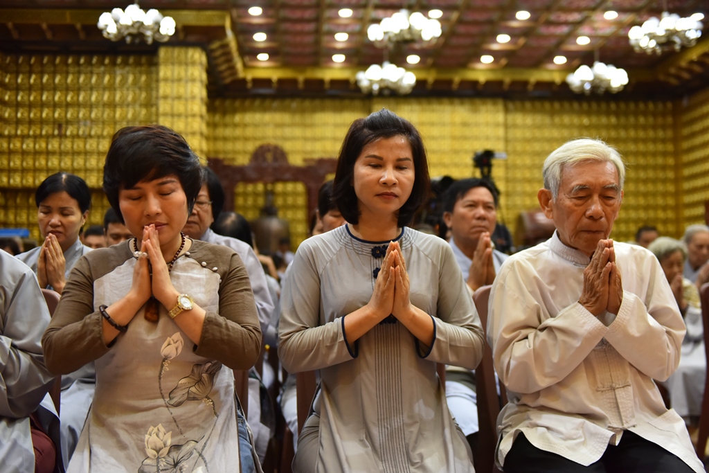 Chùa Giác Ngộ: Lễ Sám Hối và giới thiệu sách “Đứng dậy và bước đi” tác giả Nguyễn Hướng Dương (13/06/2018)