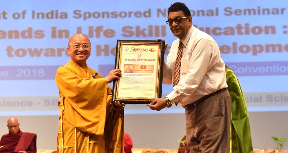 TT. Thích Nhật Từ nhận &quot;Giải thưởng Nhà giáo Toàn cầu&quot; (Global mentor award)