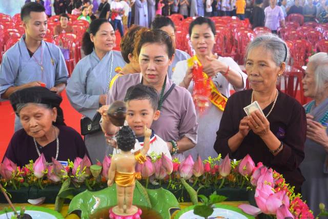 Vĩnh Phúc: Trang nghiêm Lễ Tắm Phật tại chùa Thanh Sơn
