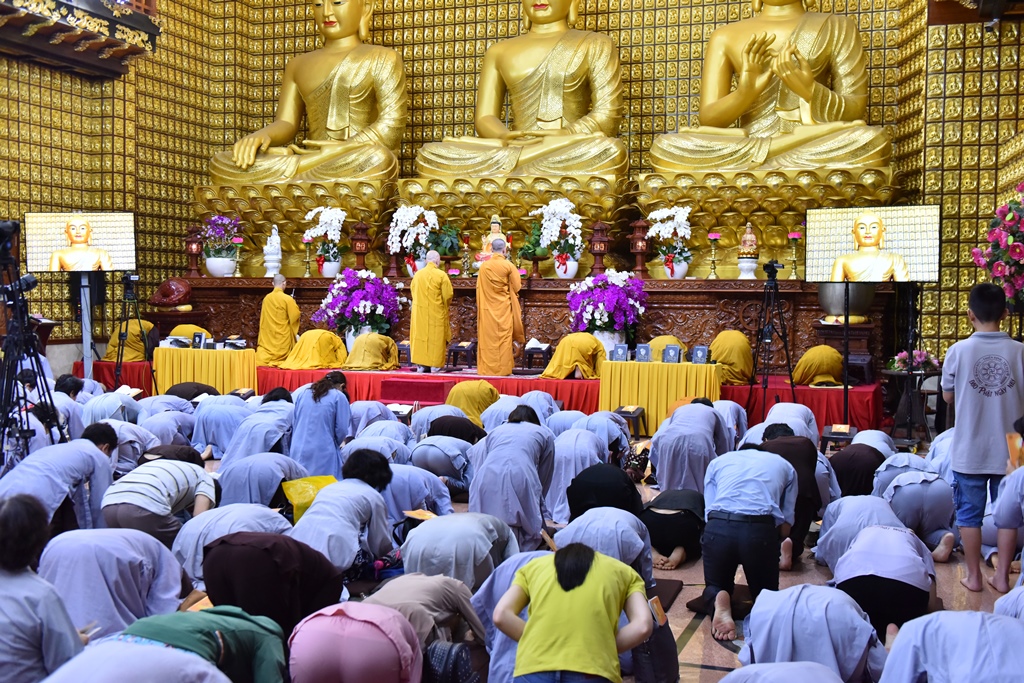 Chùa Giác Ngộ: Lễ Sám Hối và giới thiệu sách “Đứng dậy và bước đi” tác giả Nguyễn Hướng Dương (13/06/2018)