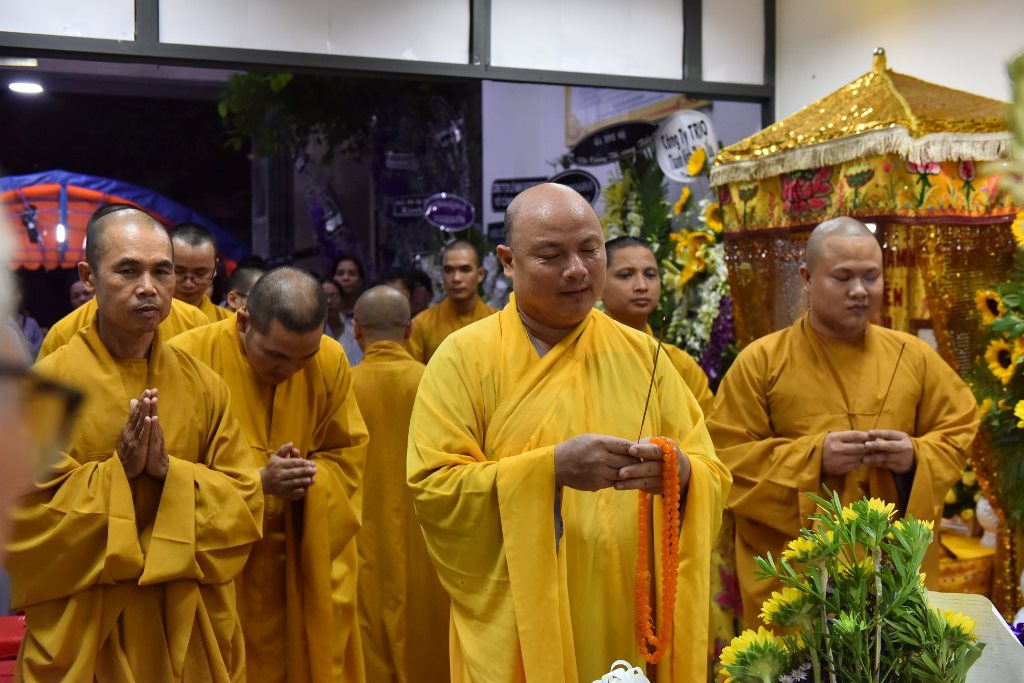 TP. HCM: TT. Thích Nhật Từ cùng Tăng đoàn chùa Giác Ngộ và Ban lãnh đạo Quỹ Đạo Phật Ngày Nay viếng tang Phật tử Nguyễn Hướng Dương