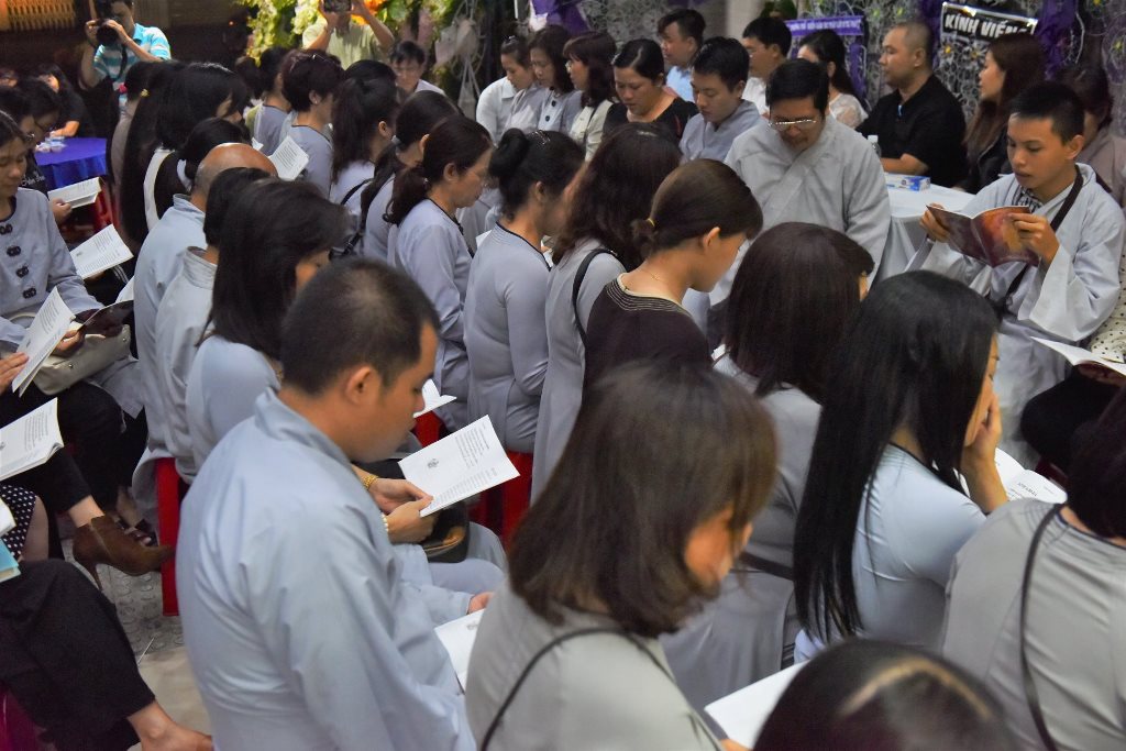 TP. HCM: TT. Thích Nhật Từ cùng Tăng đoàn chùa Giác Ngộ và Ban lãnh đạo Quỹ Đạo Phật Ngày Nay viếng tang Phật tử Nguyễn Hướng Dương