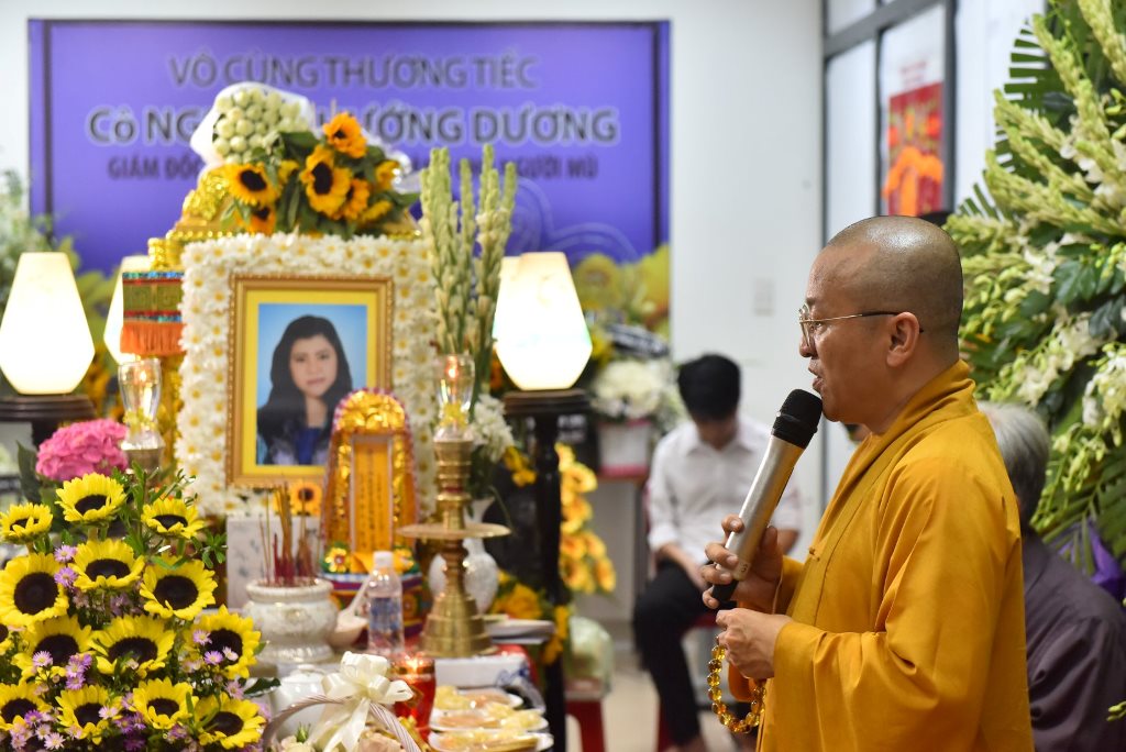 TP. HCM: TT. Thích Nhật Từ cùng Tăng đoàn chùa Giác Ngộ và Ban lãnh đạo Quỹ Đạo Phật Ngày Nay viếng tang Phật tử Nguyễn Hướng Dương