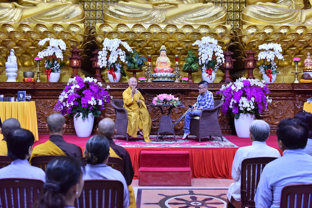 Chùa Giác Ngộ: Lễ Sám Hối và giới thiệu sách “Đứng dậy và bước đi” tác giả Nguyễn Hướng Dương (13/06/2018)