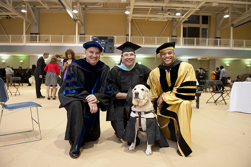 Đại học danh tiếng Johns Hopkins của Mỹ vừa trao bằng Thạc sĩ danh dự cho một chú chó tên là Kirsch.