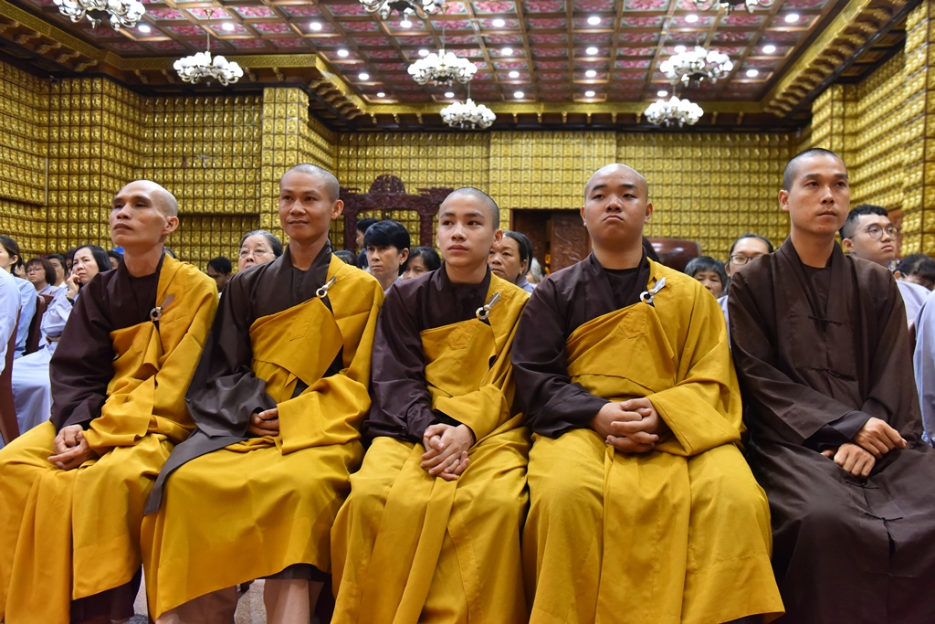Chùa Giác Ngộ: Lễ Sám Hối và giới thiệu sách “Đứng dậy và bước đi” tác giả Nguyễn Hướng Dương (13/06/2018)