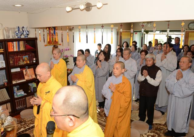 Phái đoàn hoằng pháp Châu Âu đến thăm và giảng pháp tại chùa Thanh Lương Sacramento