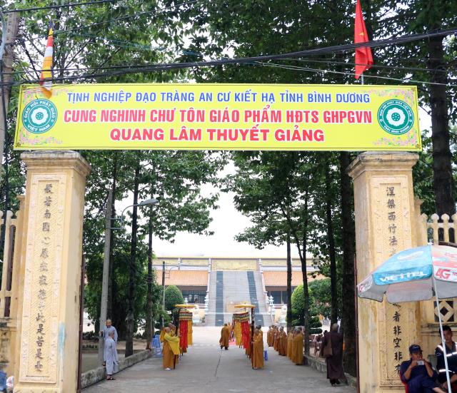 Bình Dương: Buổi thuyết giảng đầu tiên tại đạo tràng an cư kiết hạ.
