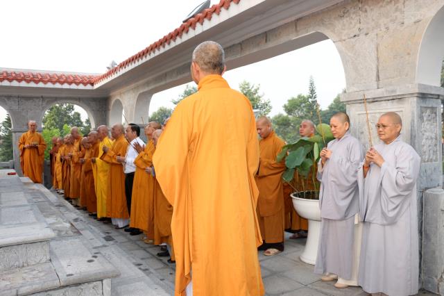 Viếng Nghĩa trang Liệt sĩ tỉnh Bình Dương