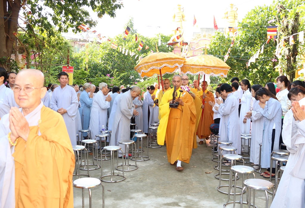 Bình Dương: Ban Trị sự GHPGVN thị xã Dĩ An kính mừng Đại lễ Phật Đản.