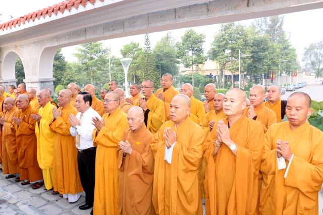 Viếng Nghĩa trang Liệt sĩ tỉnh Bình Dương