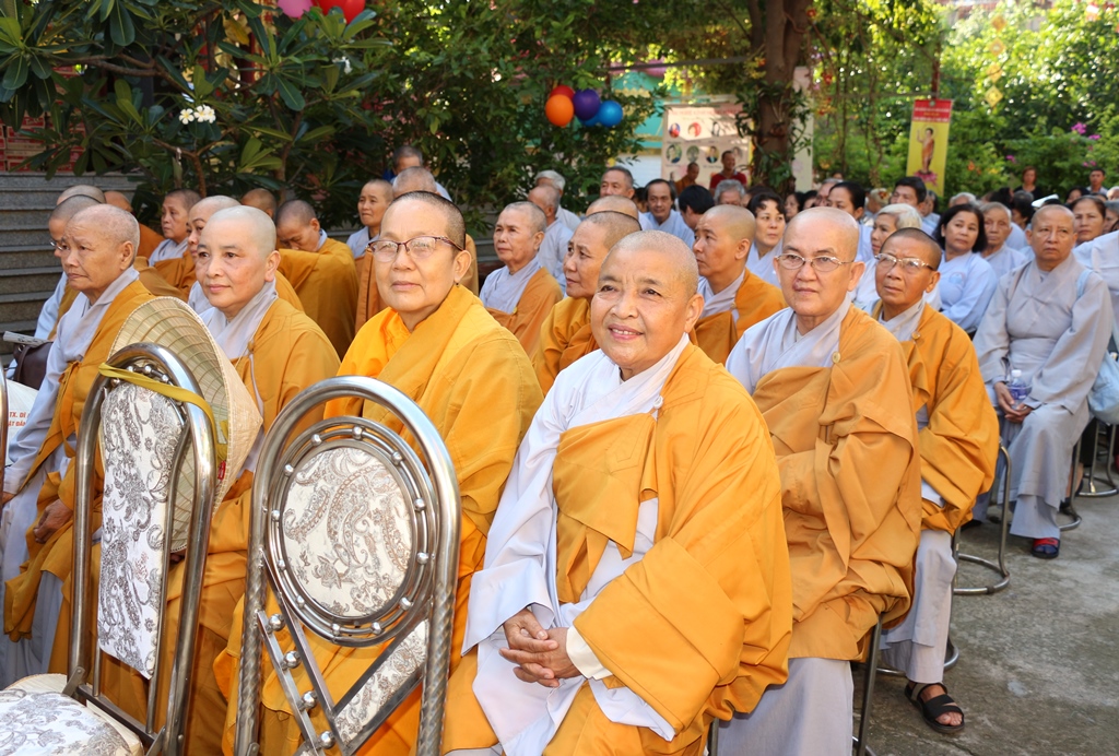 Bình Dương: Ban Trị sự GHPGVN thị xã Dĩ An kính mừng Đại lễ Phật Đản.