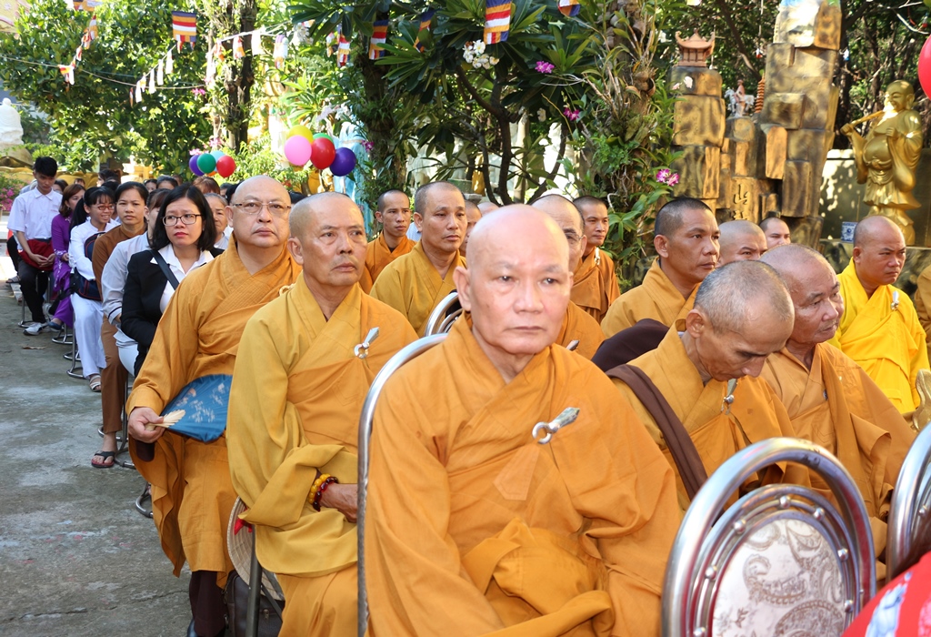 Bình Dương: Ban Trị sự GHPGVN thị xã Dĩ An kính mừng Đại lễ Phật Đản.