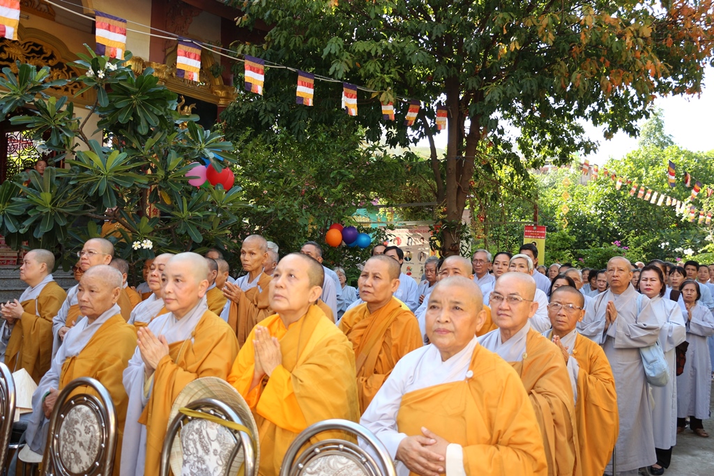 Bình Dương: Ban Trị sự GHPGVN thị xã Dĩ An kính mừng Đại lễ Phật Đản.