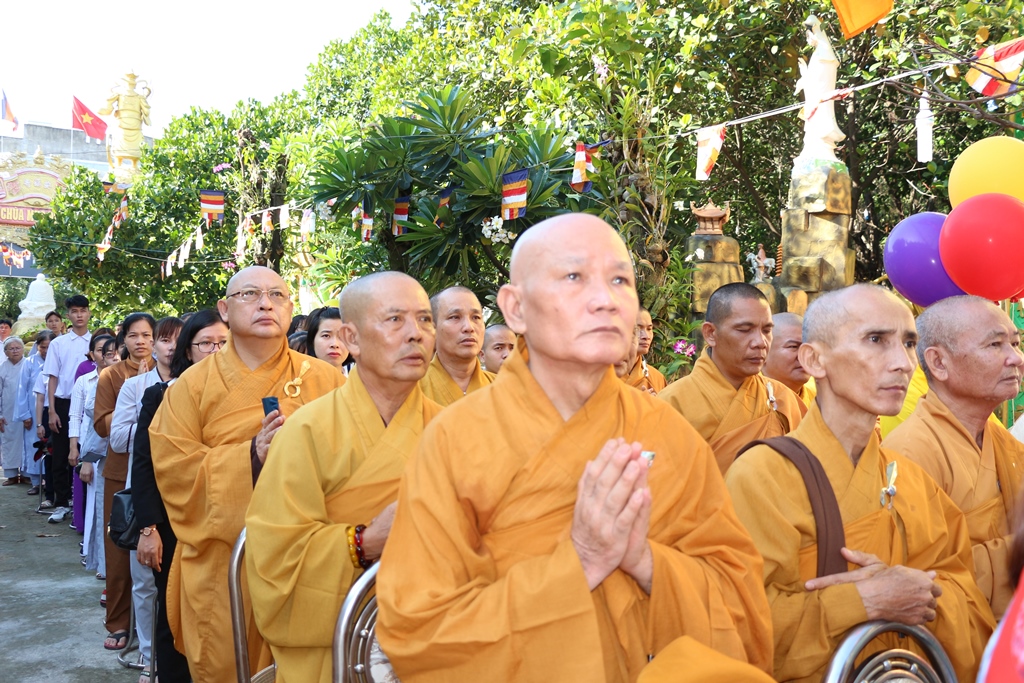 Bình Dương: Ban Trị sự GHPGVN thị xã Dĩ An kính mừng Đại lễ Phật Đản.