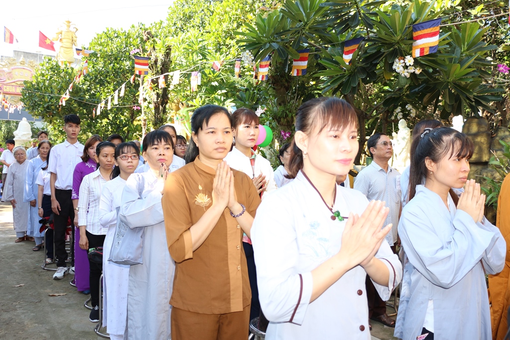 Bình Dương: Ban Trị sự GHPGVN thị xã Dĩ An kính mừng Đại lễ Phật Đản.
