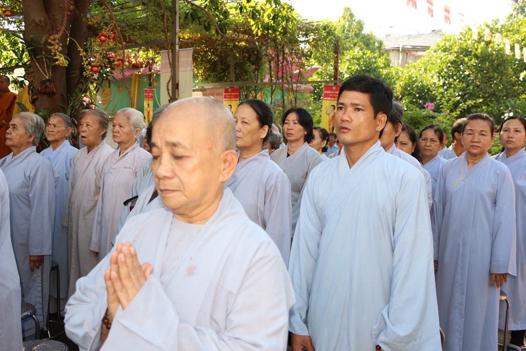 Bình Dương: Ban Trị sự GHPGVN thị xã Dĩ An kính mừng Đại lễ Phật Đản.