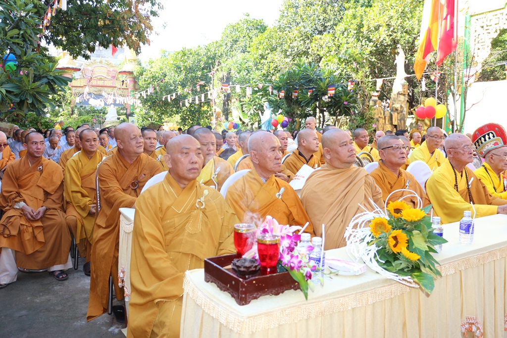 Bình Dương: Ban Trị sự GHPGVN thị xã Dĩ An kính mừng Đại lễ Phật Đản.
