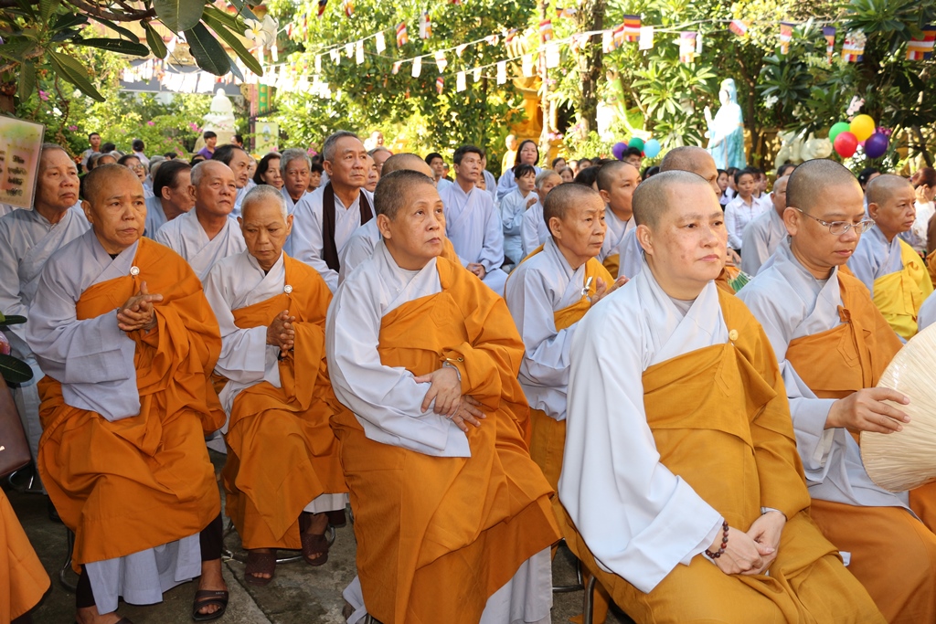 Bình Dương: Ban Trị sự GHPGVN thị xã Dĩ An kính mừng Đại lễ Phật Đản.