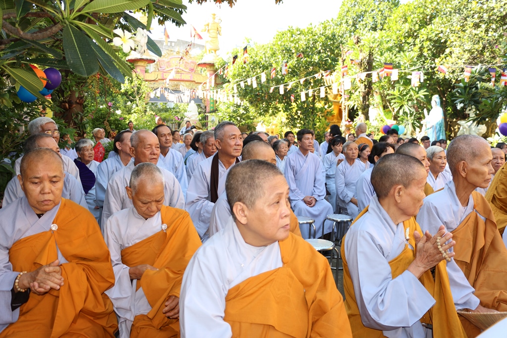 Bình Dương: Ban Trị sự GHPGVN thị xã Dĩ An kính mừng Đại lễ Phật Đản.