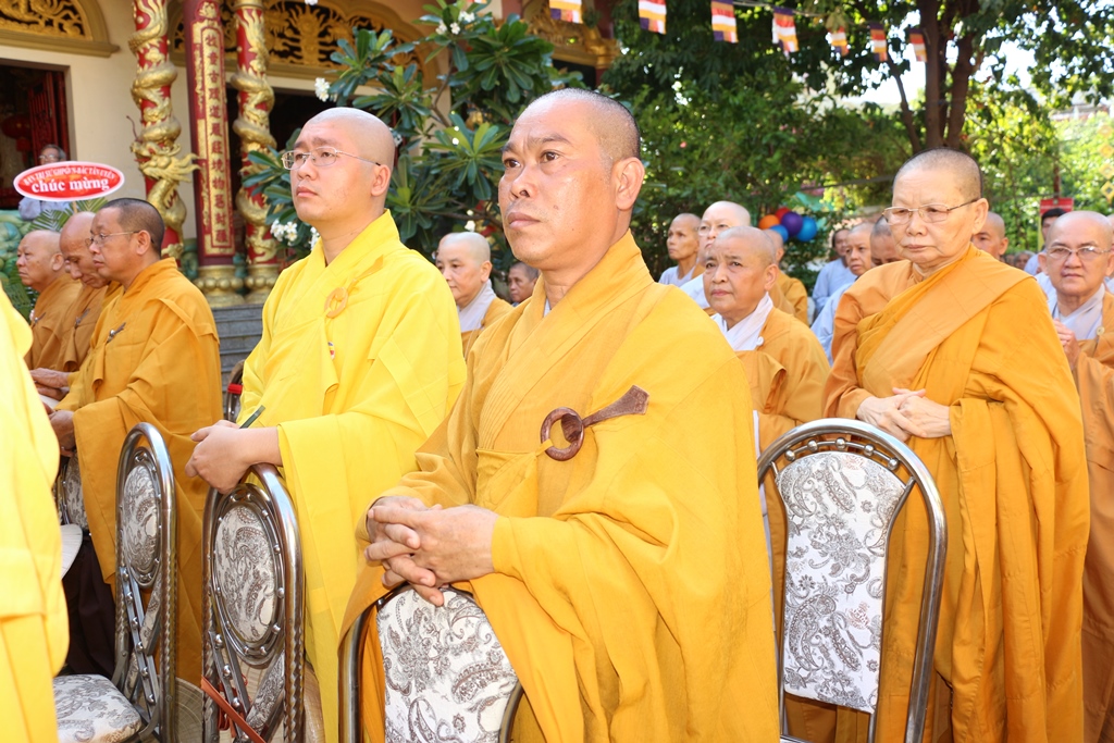 Bình Dương: Ban Trị sự GHPGVN thị xã Dĩ An kính mừng Đại lễ Phật Đản.