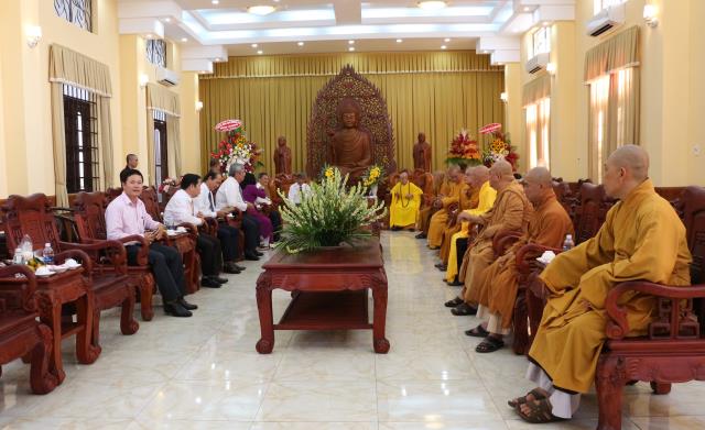 Tỉnh Ủy tỉnh Bình Dương chúc mừng đại lễ Phật Đản Ban trị sự GHPGVN tỉnh