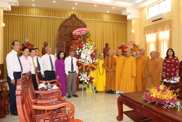 Tỉnh Ủy tỉnh Bình Dương chúc mừng đại lễ Phật Đản Ban trị sự GHPGVN tỉnh