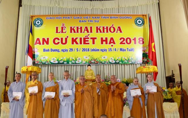 Chùm ảnh: Trường TCPH Bình Dương Thuyết trình giáo lý đón mừng ngày Phật Đản sinh.