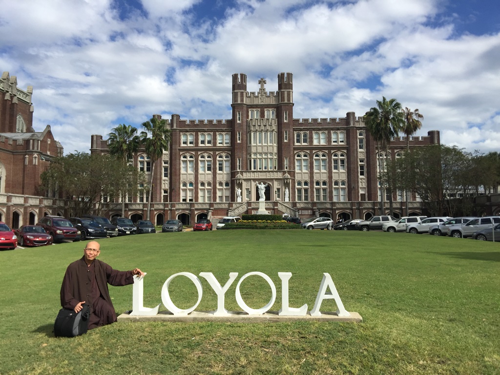 Màu áo nâu sòng Trên bục giảng trường ĐẠI HỌC ở Hoa Kỳ