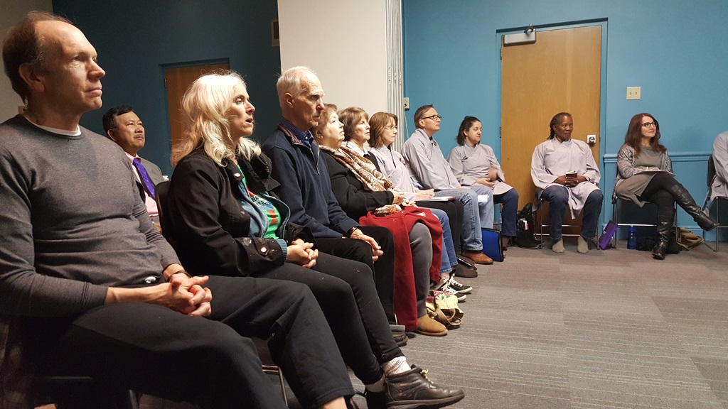 Màu áo nâu sòng Trên bục giảng trường ĐẠI HỌC ở Hoa Kỳ